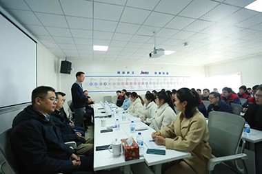 2023, nova vojaĝo Prezidanto S-ro He de Jwell Machinery deziris al ĉiuj dungitoj feliĉan novan jaron en la Zhejiang-fabriko!